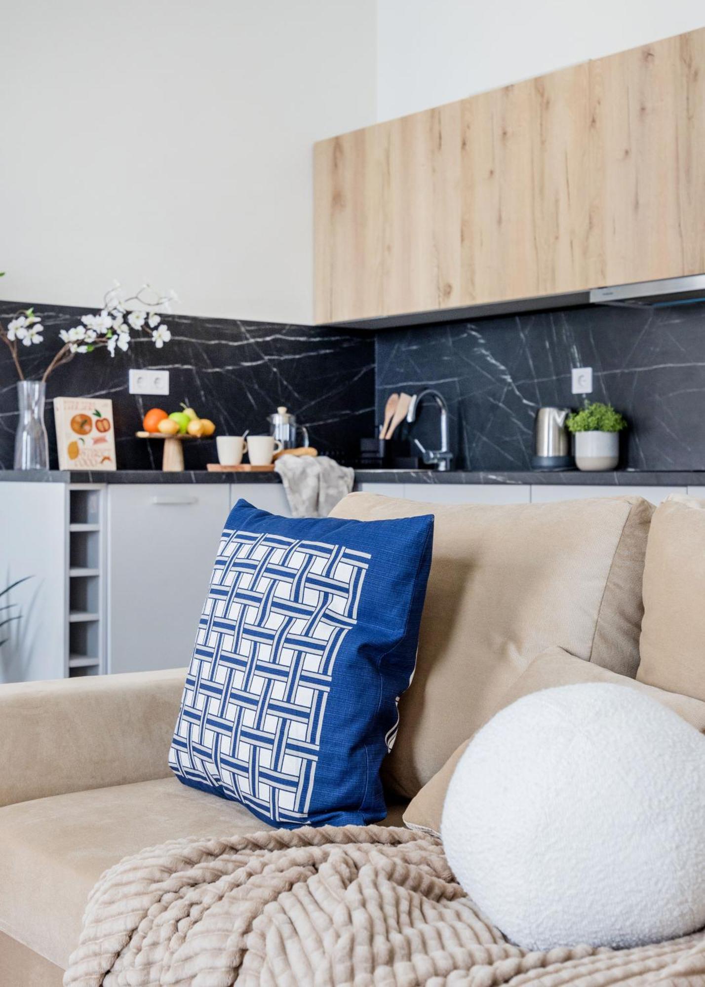 Central Oasis - Modern Charm, Timeless Comfort Apartmán