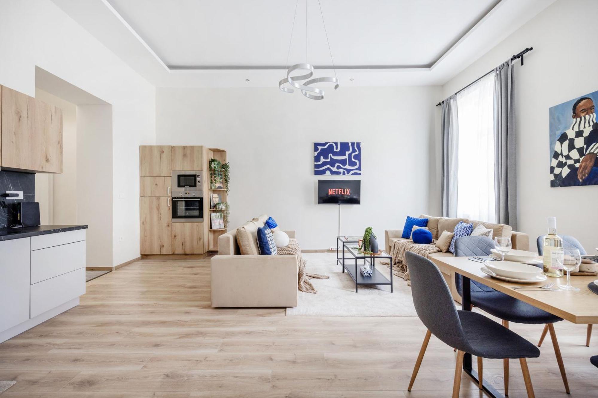 Central Oasis - Modern Charm, Timeless Comfort Apartment