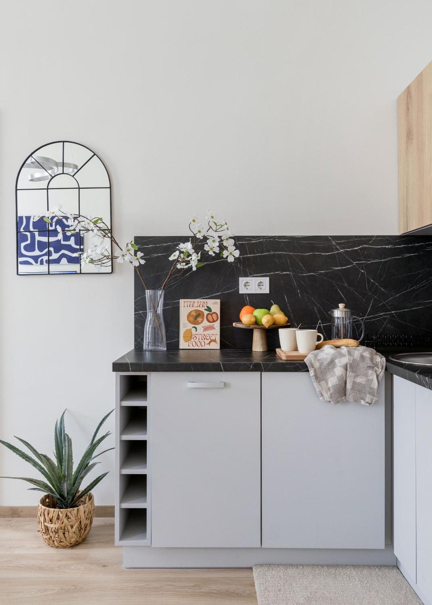 Apartment Central Oasis - Modern Charm, Timeless Comfort