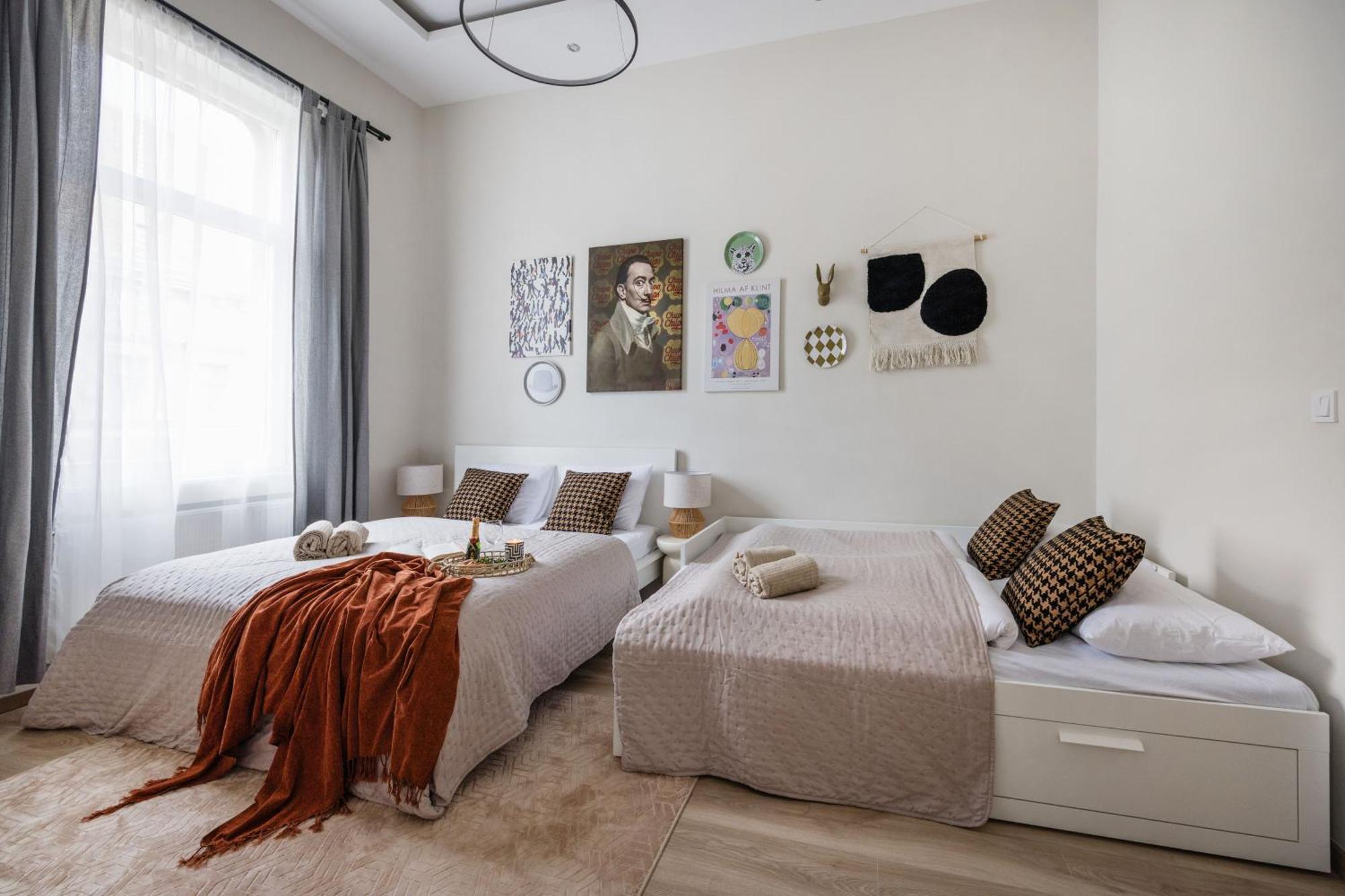 Central Oasis - Modern Charm, Timeless Comfort Apartment